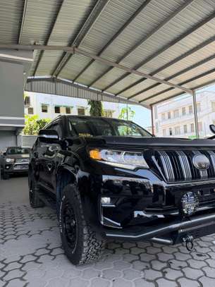 Toyota Land Cruiser Prado Black SUV Rugged Off-Road 2021 image 5