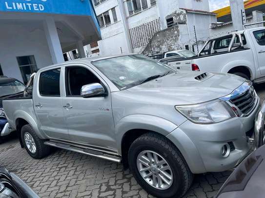 Toyota Hilux double cabin image 2