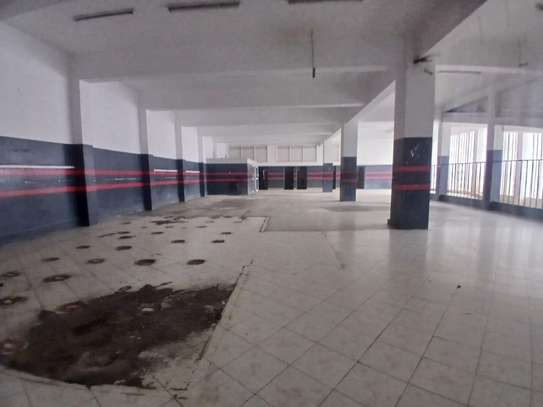 6,499 ft² Warehouse with Parking in Industrial Area image 14