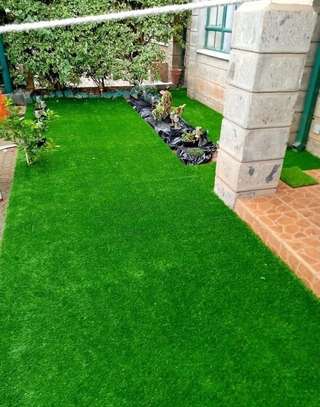 Welcoming green look only with artificial grass carpet image 2