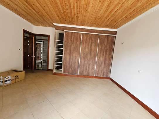 6 Bed House with En Suite at Rosslyn image 10