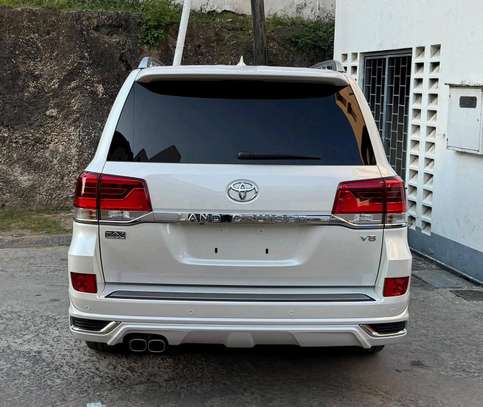 Toyota Land cruiser v8 2018 model image 2