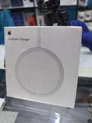 Original Apple MagSafe Wireless Charger image 3