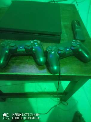 PS4 4 chipped with two controllers image 2
