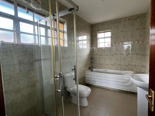 4 bedroom villa with sq to let/sale in Runda image 9