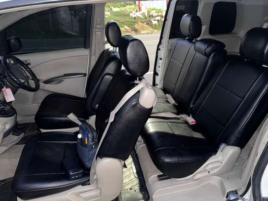 Toyota ISIS 2010 image 7