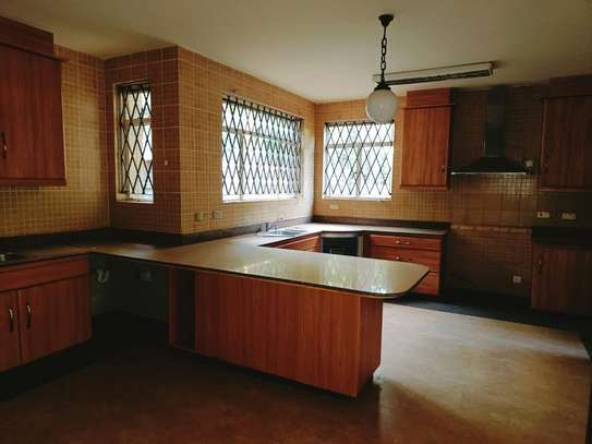 4 Bed House with En Suite in Spring Valley image 3