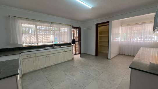 5 Bed House with En Suite at Gigiri image 9