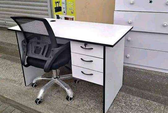 Executive and top quality office desk + chair image 3