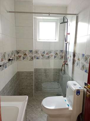 Shower cubicles and doors. image 4