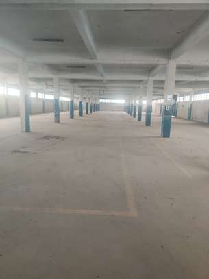 30,000 ft² Warehouse with Parking in Industrial Area image 3