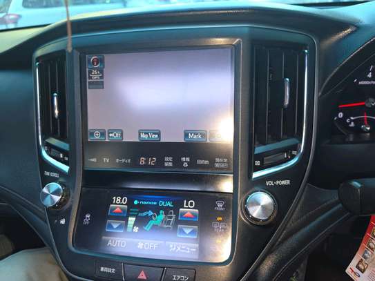 2015 model  Toyota crown athlete image 3