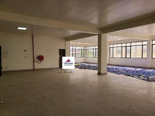 7,209 ft² Warehouse with Fibre Internet in Industrial Area image 6