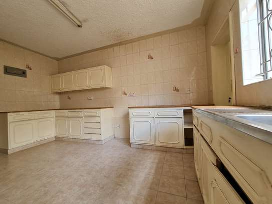 4 Bed Townhouse with En Suite in Spring Valley image 10