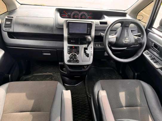 Toyota Voxy 2013 image 6