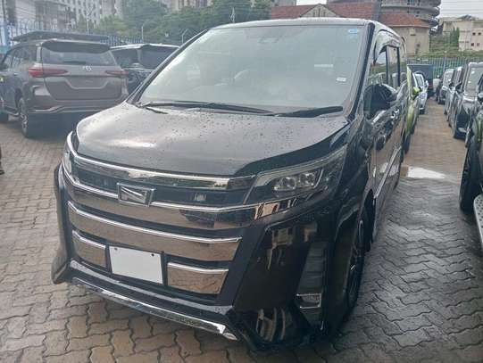 Toyota Noah image 3