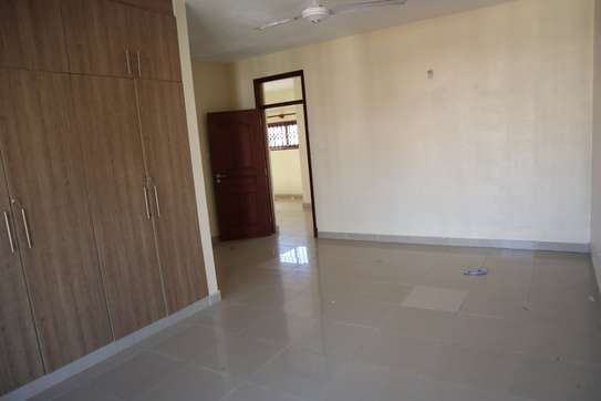 5 Bed House with Swimming Pool in Nyali Area image 5