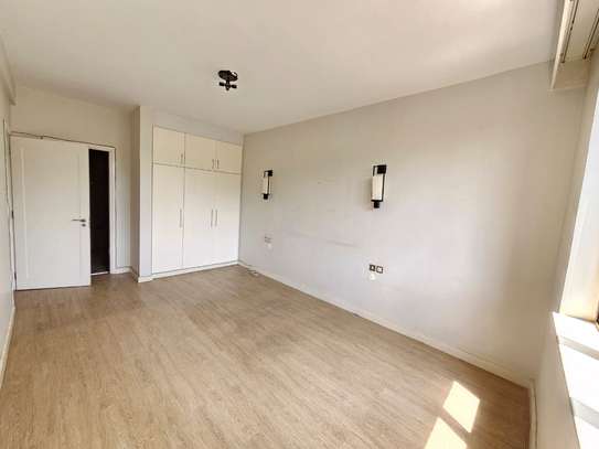 Serviced 2 Bed Apartment with En Suite in Riverside image 8