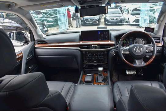 Lexus 570 image 4