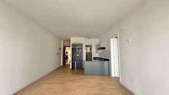 1 Bed Apartment with En Suite in Valley Arcade image 6