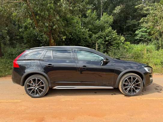 Make Volvo V60 black color fully loaded 2018 model image 2