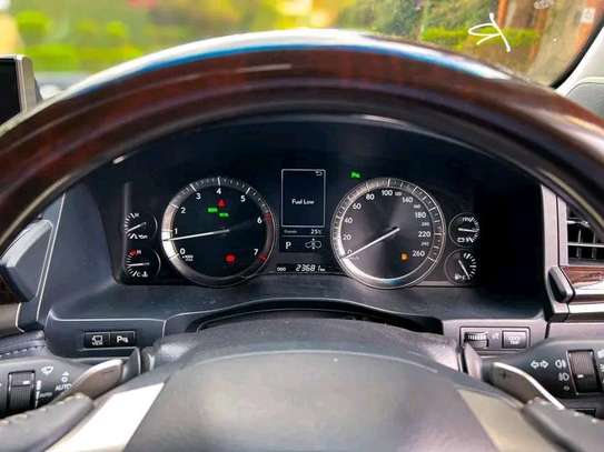 2016 Lexus LX 570 image 5