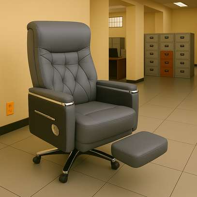 Office Chair: Executive Office Seat with Footrest image 3
