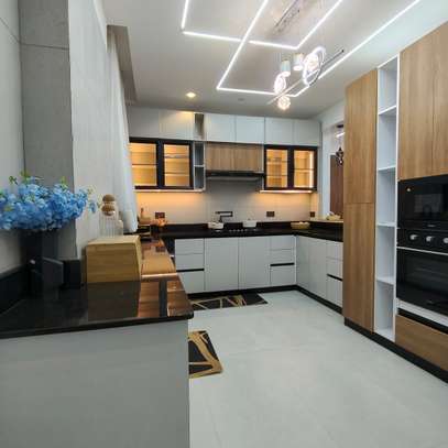 Serviced 2 Bed Apartment with En Suite at Tudor image 14