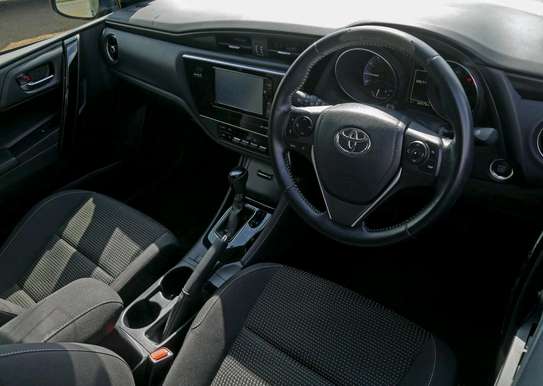 Toyota Auris image 8