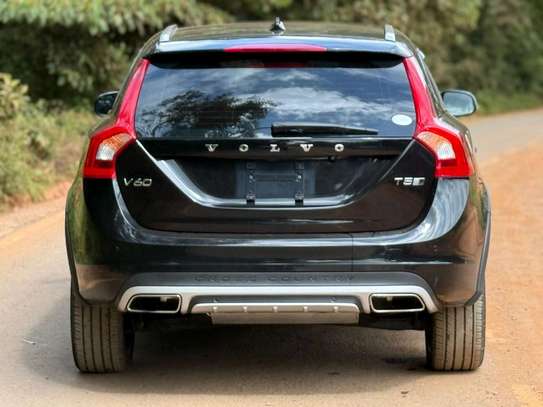 Make Volvo V60 black color fully loaded 2018 model image 3