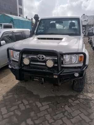 Toyota land cruiser v8 image 7