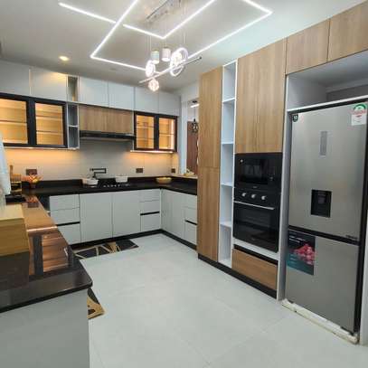 Serviced 2 Bed Apartment with En Suite at Tudor image 7