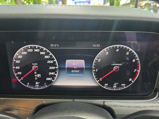 MERCEDES-BENZ E200 image 10