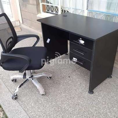 Modern office desk and chair image 10