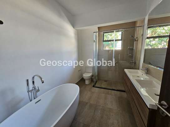 4 Bed Townhouse with En Suite in Rosslyn image 12