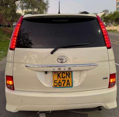 Toyota ISIS 2010 image 4