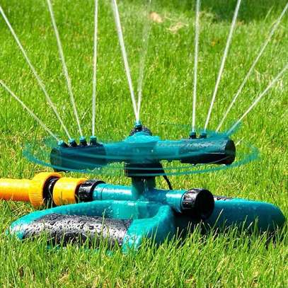 3 arm garden sprinkler with 2 spray options image 3
