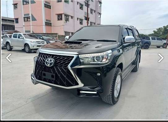 Toyota Hilux double cabin image 2