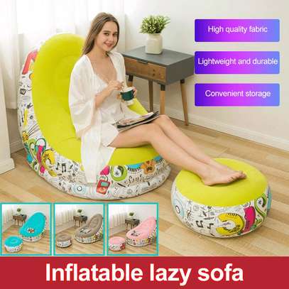 Inflatable seat with footrest image 3