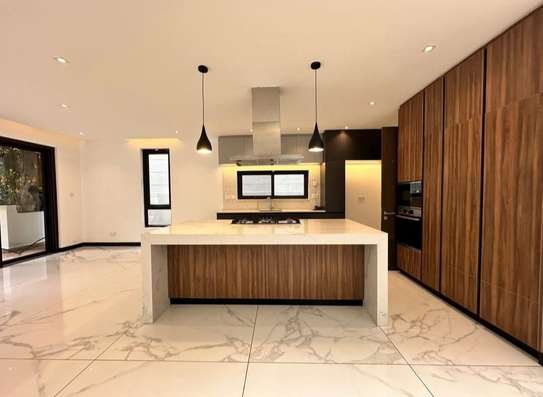 4 Bed House with En Suite in Spring Valley image 4