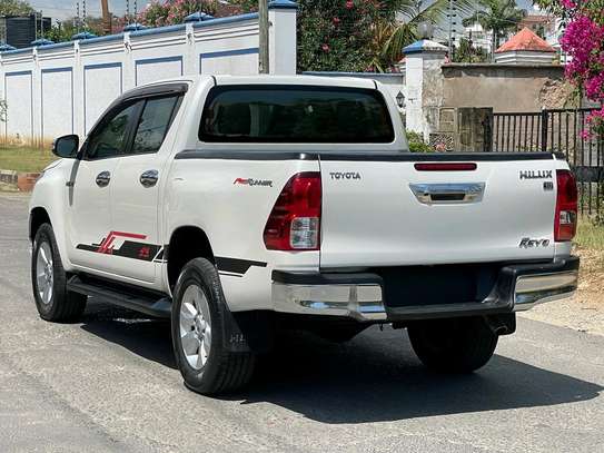 Toyota Hilux Double cab image 3