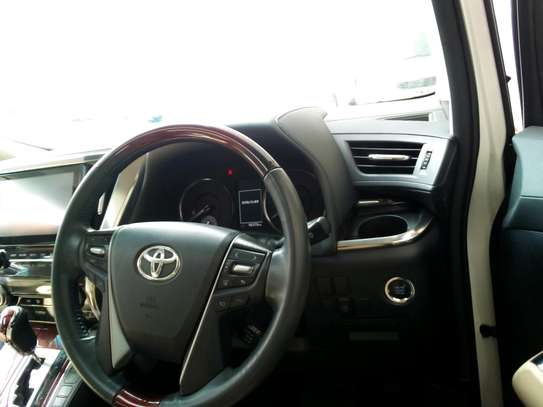Toyota Alphard image 10