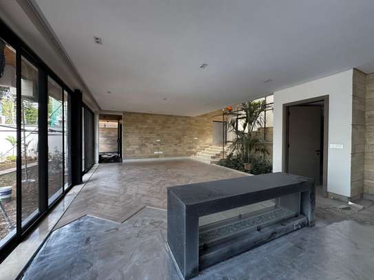 5 Bed Townhouse with En Suite in Westlands Area image 9