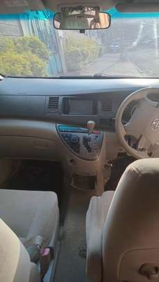 Toyota Isis image 15