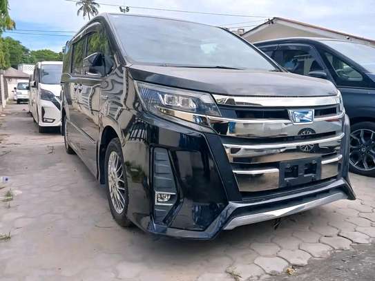 Toyota Noah WEB hybrid image 6