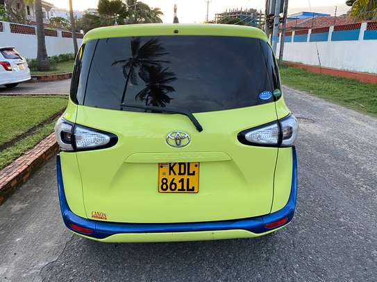 Almost new Toyota sienta image 2