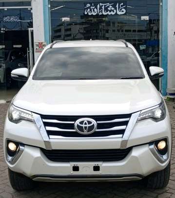 Toyota fortuner (white) image 3