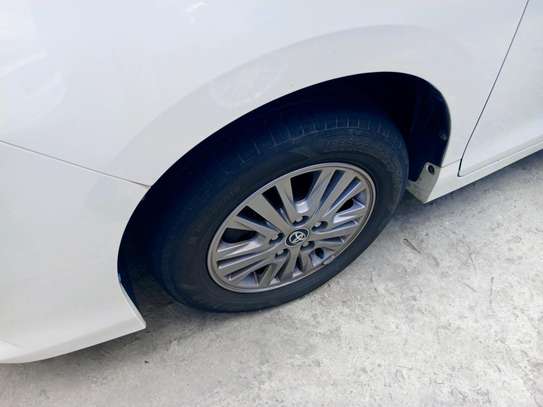 Toyota Esquire pearl white image 8