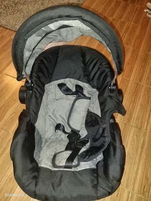 Baby 2 In 1 carry cot and car seat image 2