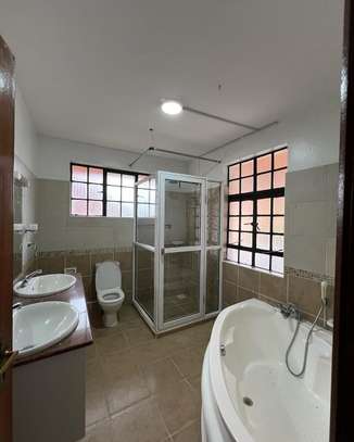 5 Bed Townhouse with En Suite in Kileleshwa image 1
